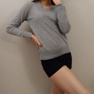Gray Knit Long Sleeve V-Neck Sweater (S)